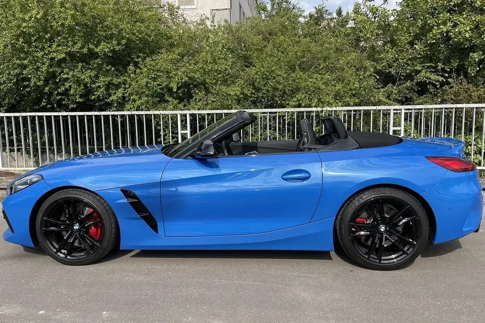 BMW Z4 M40i Roadster – vue de profil capote ouverte