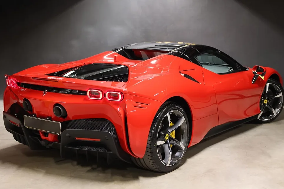 Ferrari SF90 Spider – vue trois-quarts arrière