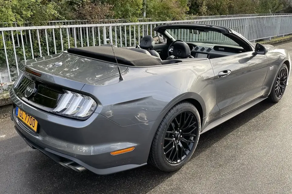 Ford Mustang GT V8 Cabriolet – vue trois-quarts arrière