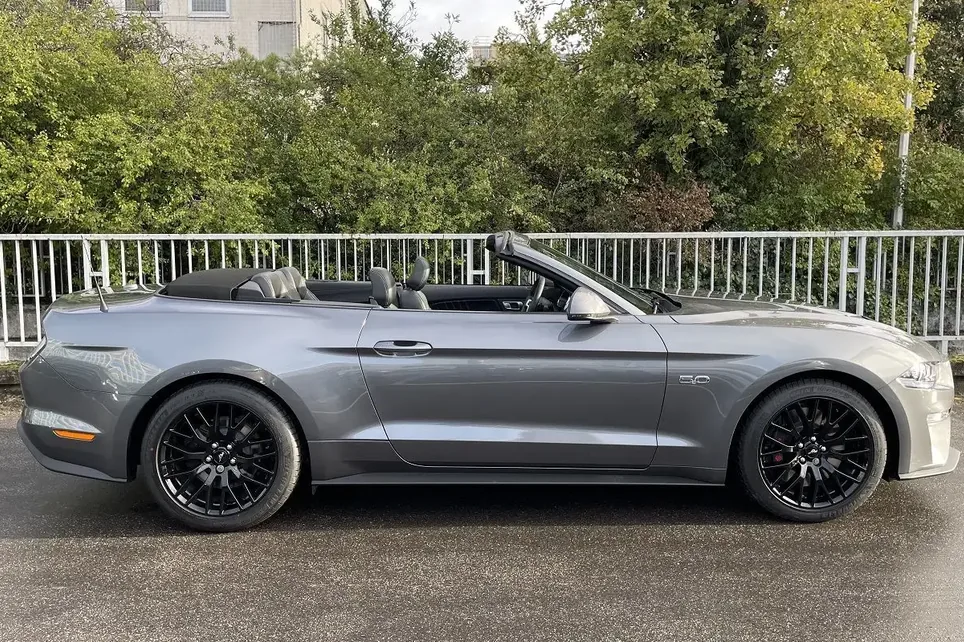 Ford Mustang GT V8 Cabriolet – vue de profil