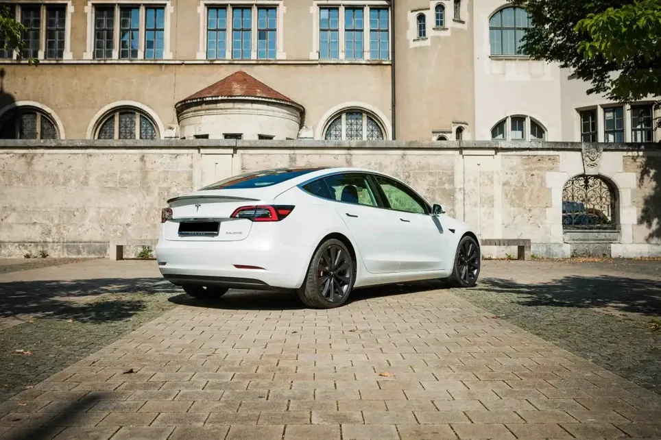 Tesla Model 3 Performance – vue arrière